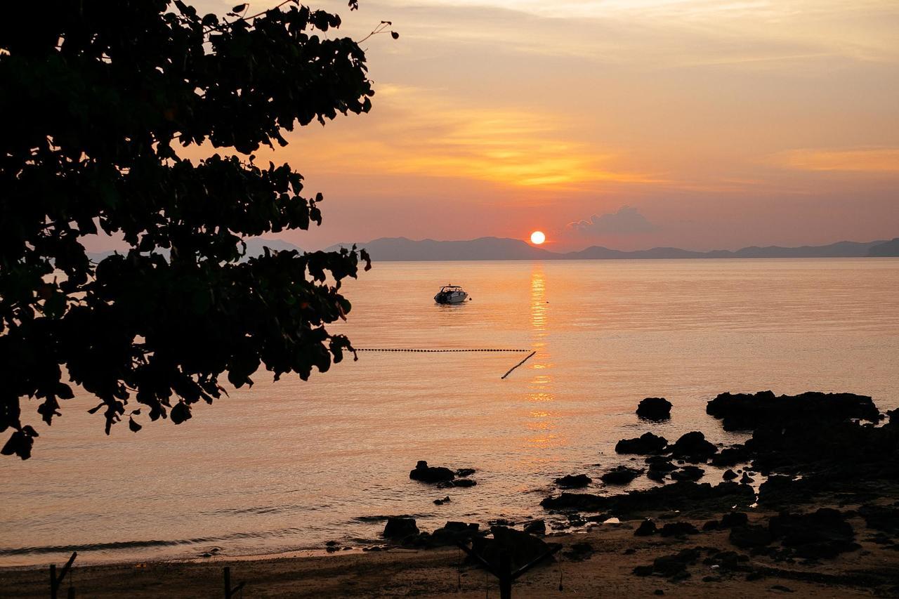The Pelican Krabi town Exterior foto